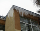 Obowiązek usuwania śniegu i nawisów lodowych z dachu
